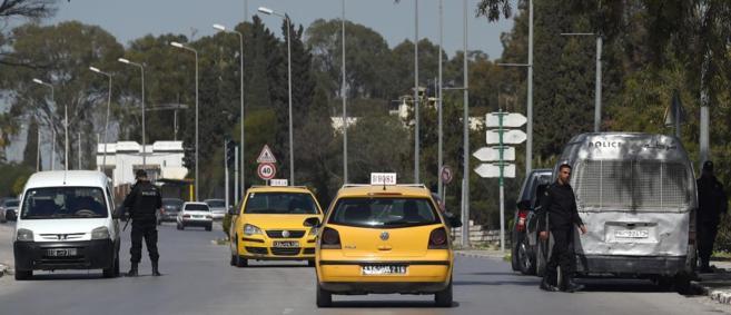 Policas tunecinos realizan controles en la capital hoy, cinco das...