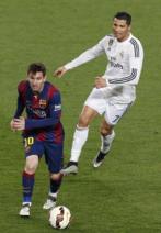 Cristiano corre detrs de Messi, en el clsico del Camp Nou.
