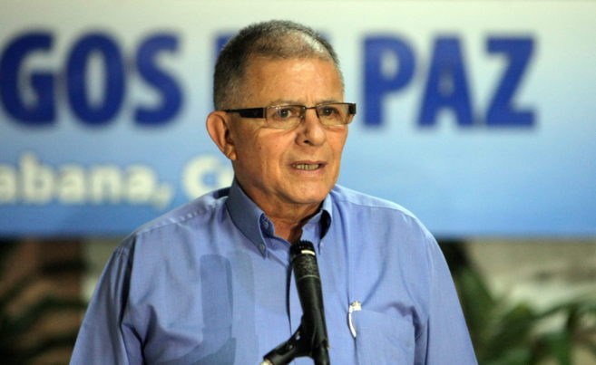 El comandante de las FARC Rodrigo Granda responde a los periodistas...