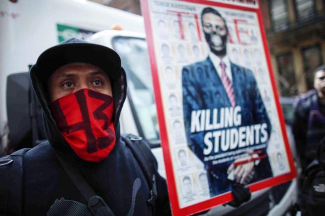 Un manifestante reclama por la bsqueda de los 43 estudiantes en...