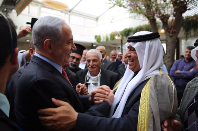 Netanyahu en la reunion en su casa en Jerusaln.