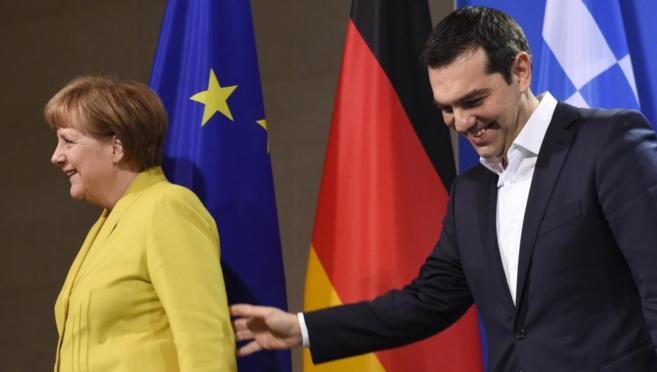 La canciller Merkel y el premier griego Tsipras, en la cancillera de...