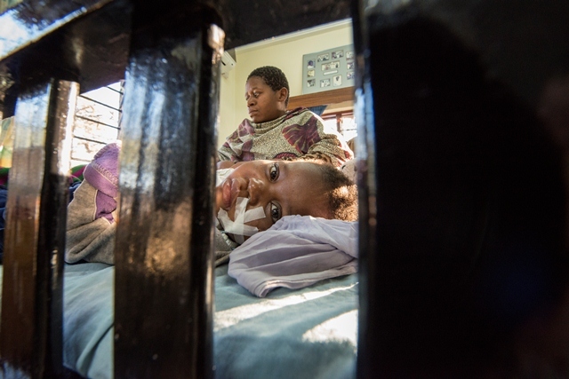 Una madre con su hijo enfermo de malaria en el hospital Queen...