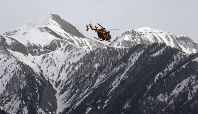 Un helicptero de rescate se aproxima a la zona de los Alpes donde se...