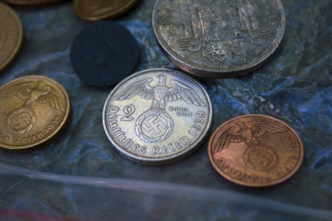 Monedas alemanas de la poca nazi encontradas en un posible refugio...