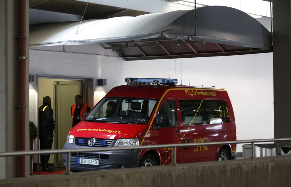 Un vehículo de emergencia en el aeropuerto de Dusseldorf.