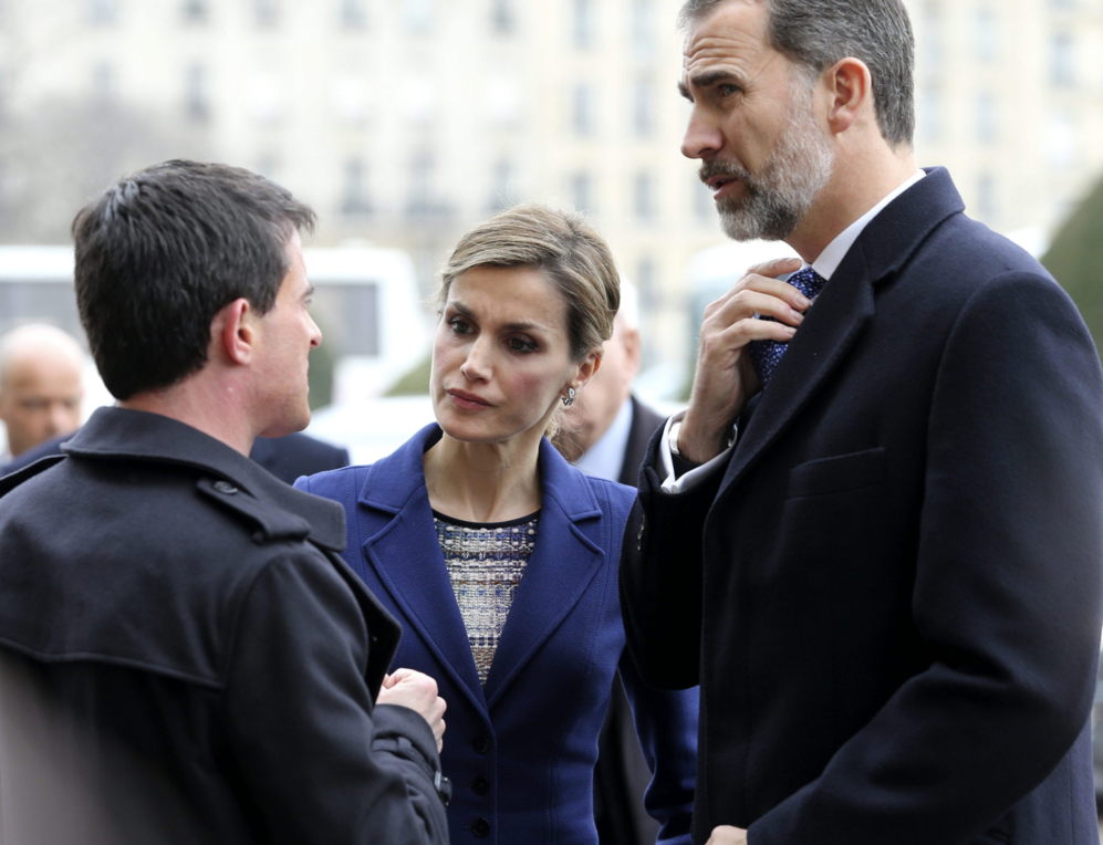 Los Reyes de España hablan con el primer ministro francés, Manuel...