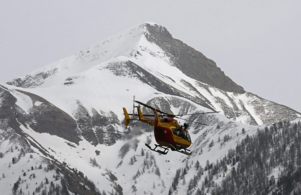 Un helicóptero de rescate sobrevuela la zona de los Alpes Franceses...