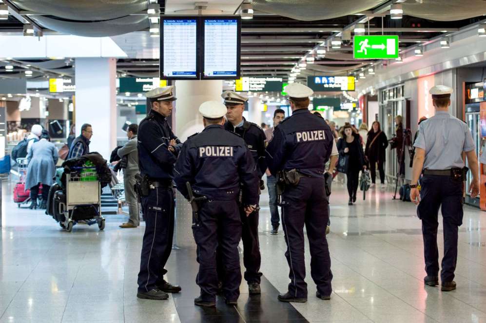 Policías alemanes en el aeropuerto de Dusseldorf, donde el avión...
