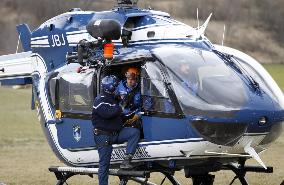 Miembros de la Gendarmería francesa suben a un helicóptero cerca del...