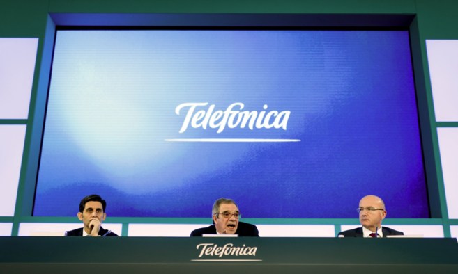El presidente de Telefnica, Csar Alierta, junto al consejero...