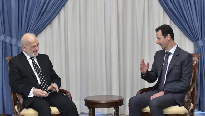 Bashar Asad (derecha), durante una reunión con el ministro iraquí de...