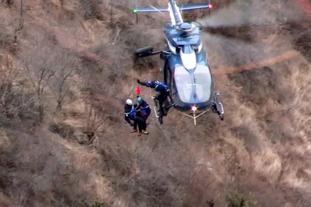 Un helicóptero de rescate sobrevuela la zona siniestrada.