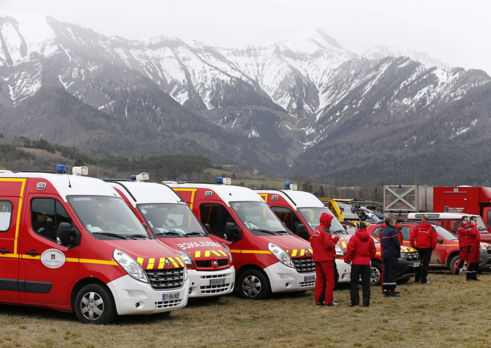 Varias de las ambulancias trasladas a Seyne-les-Alps, en Francia.