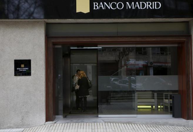 Fachada de una sucursal de Banco Madrid en la capital.