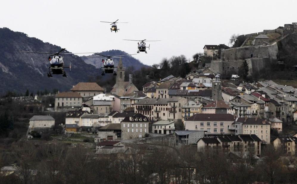 Un grupo de helicpteros sobrevuela Seyne-les-Alpes, donde esta...