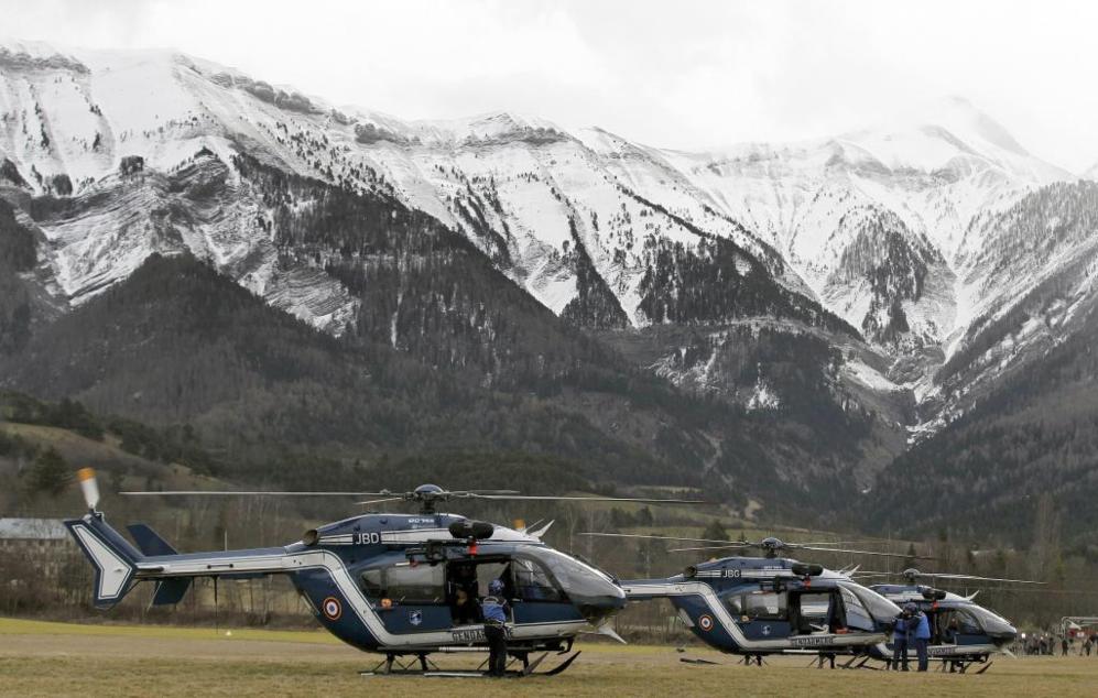 Tres helicpteros permanecen en la base de operaciones en los Alpes...