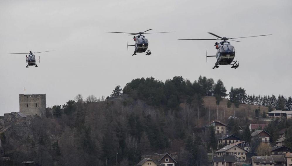 Helicpteros de la polica francesa retoman la bsqueda de cuerpos...