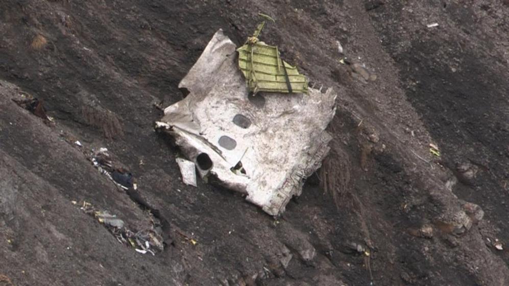 Restos del fuselaje del Airbus 320 de Germanwings yacen en las laderas...