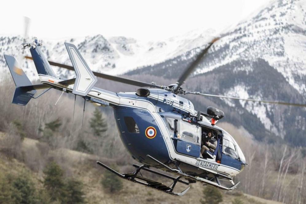 Un helicptero de los equipos de rescate sobrevuela la zona donde se...