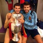 Iker Casillas y Piqu sujetan la Copa de Europa de selecciones.