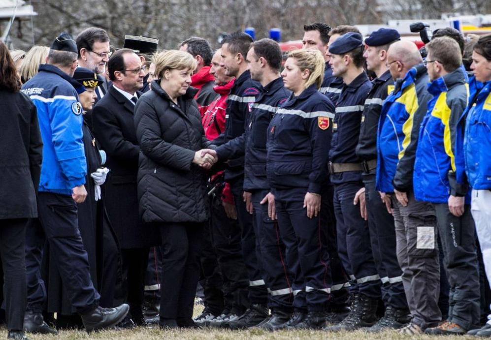 Angela Merkel saludando a los bomberos y los servicios de rescate que...