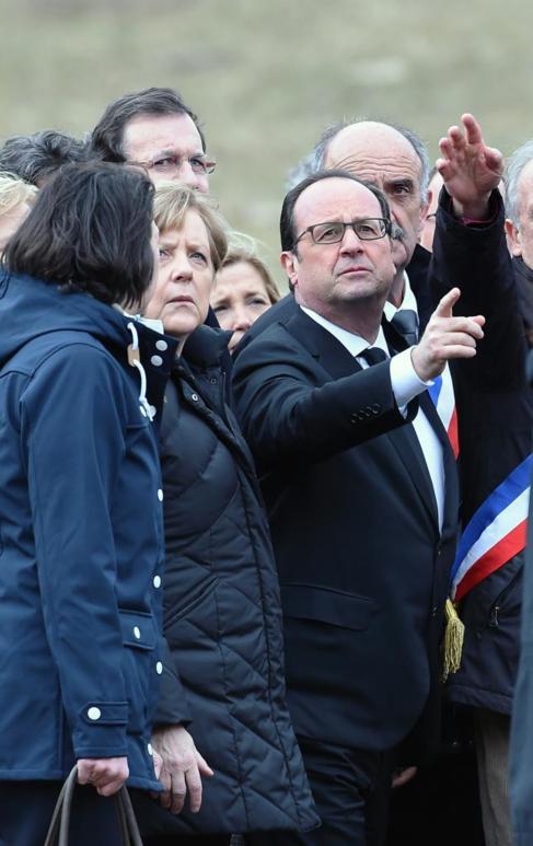Hollande con Merkel y Rajoy (al fondo), cerca del lugar del siniestro.