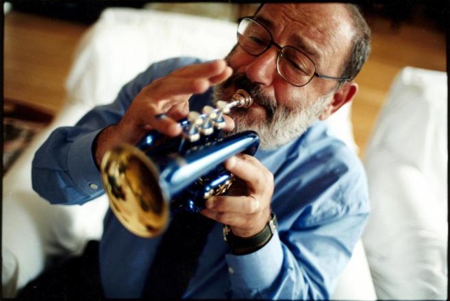 Umberto Eco toca la trompeta, el instrumento que aprendió a tocar de...