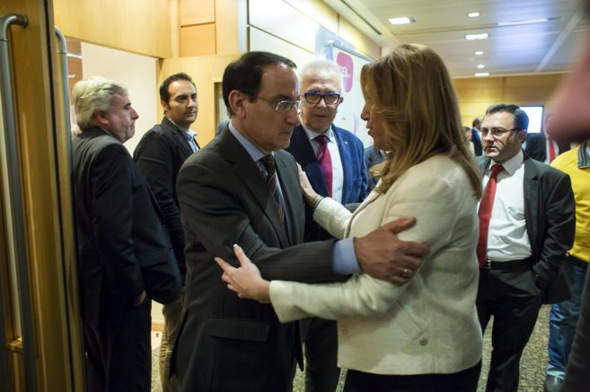 El presidente de la CEA, Gonzlez de Lara, y Susana Daz se saludan...