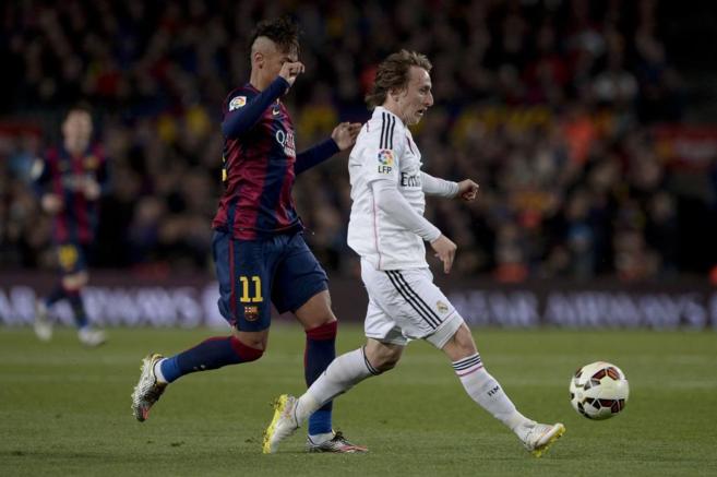 Neymar intenta quitarle el baln a Modric, durante el Clsico.