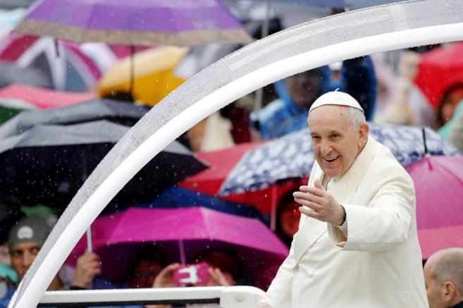 El Papa saluda a los fieles a su llegada a la plaza de San Pedro...
