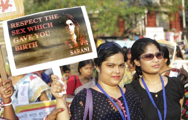 Varias mujeres protestan contra la violacin de una monja en Calcuta...