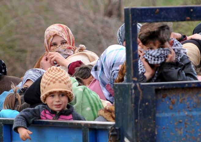 Refugiados sirios llegan a la frontera con Turqua.