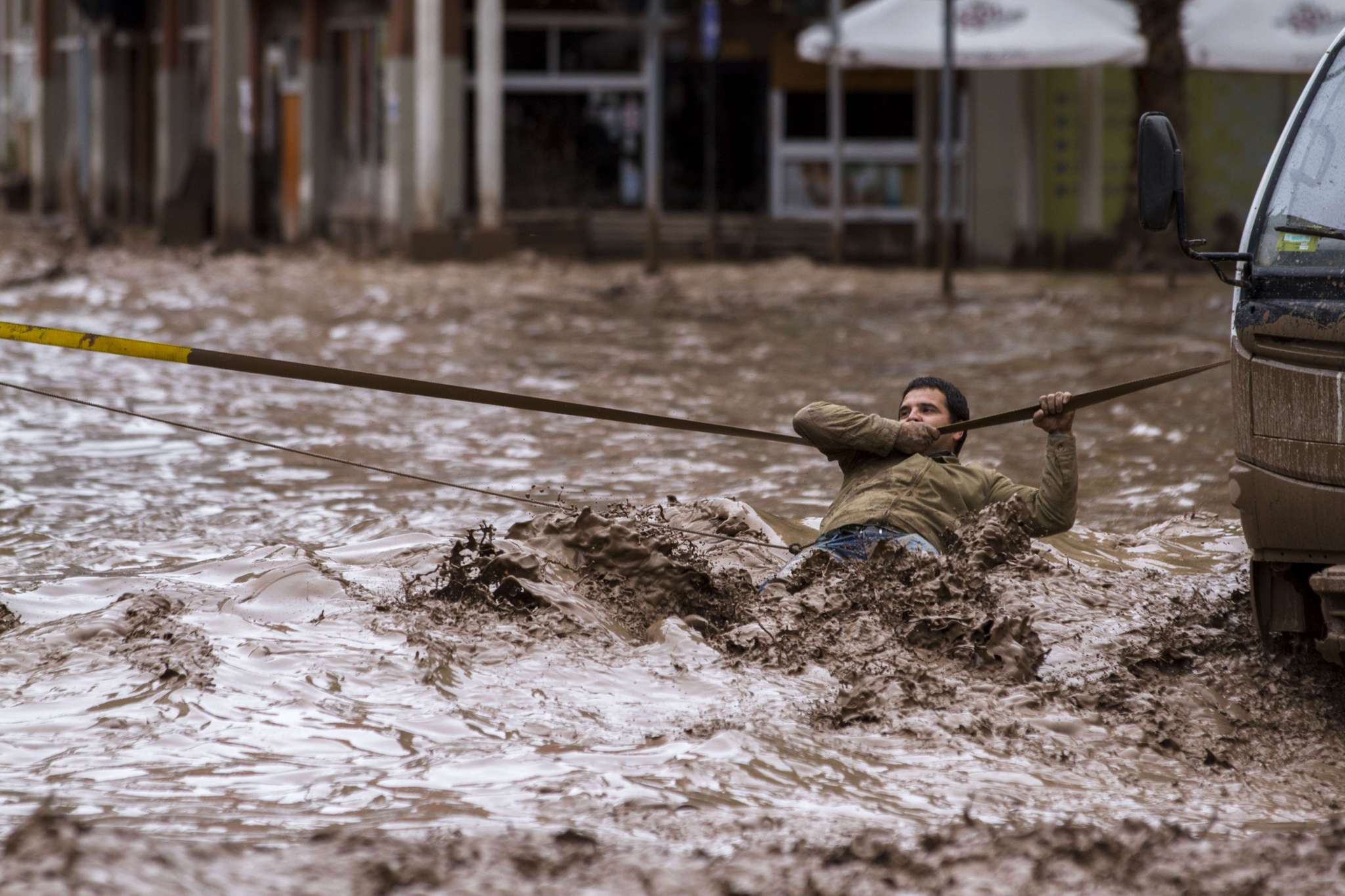 Un hombre trata de cruzar una inundación en... | Internacional | EL MUNDO