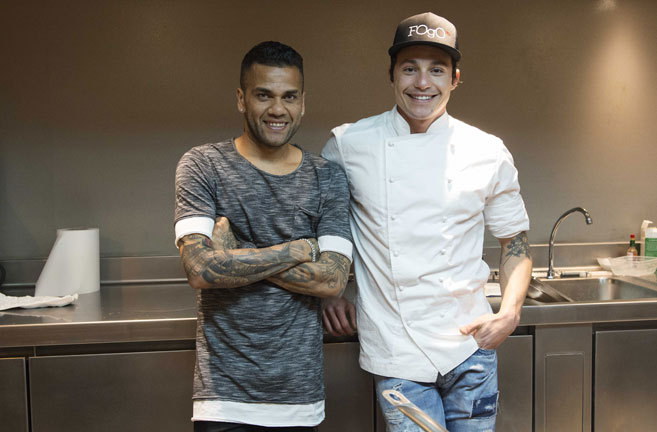 El futbolista Dani Alves se promociona ahora como cocinero.