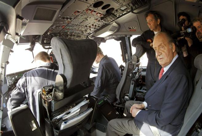 El Rey Juan Carlos, en un Airbus en la base area de Torrejn en...