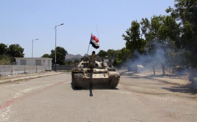 Untanque cruza una de las calles principales de Aden, en Yemen.