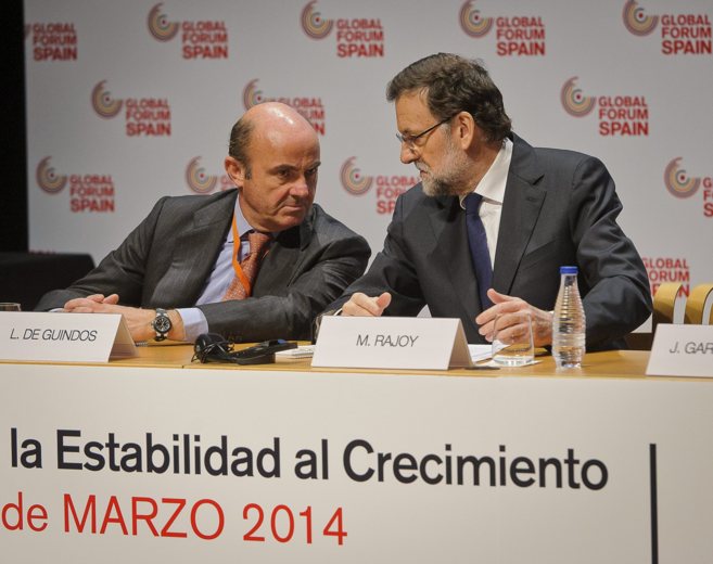 Mariano Rajoy se dirige a Luis de Guindos durante la inauguracin de...