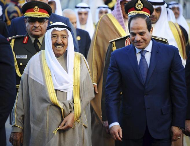 El rey saud, Salman, junto al presidente egipcio, Al Sisi, en Sharm...