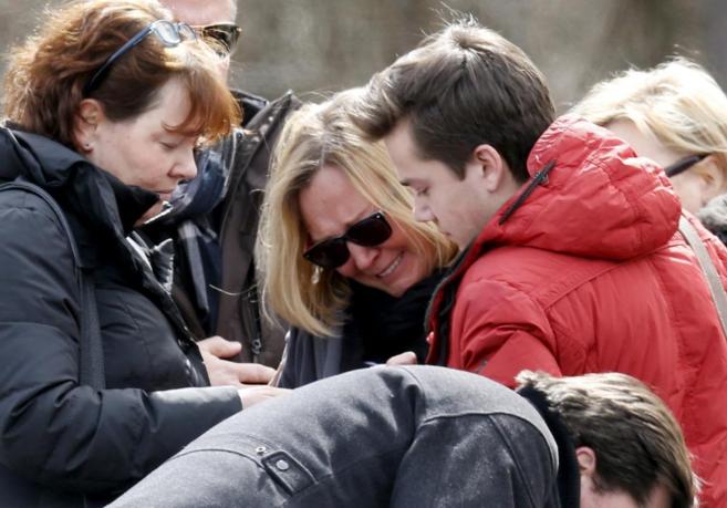 Familiares del piloto fallecido lloran su muerte junto al memorial en...