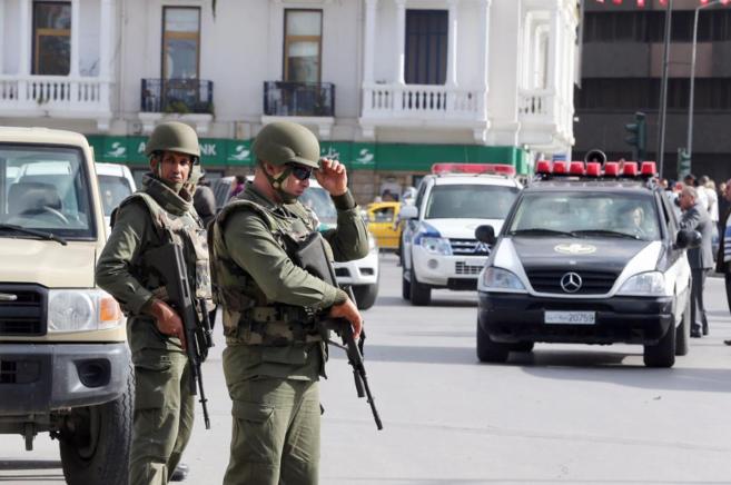 Dos miembros de seguridad, ayer, en las calles de Túnez.
