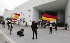 Un grupo de tunecinos celebra con banderas de los pases de los...