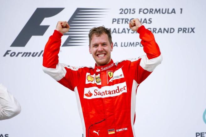 Vettel celebra la victoria con los aficionados.