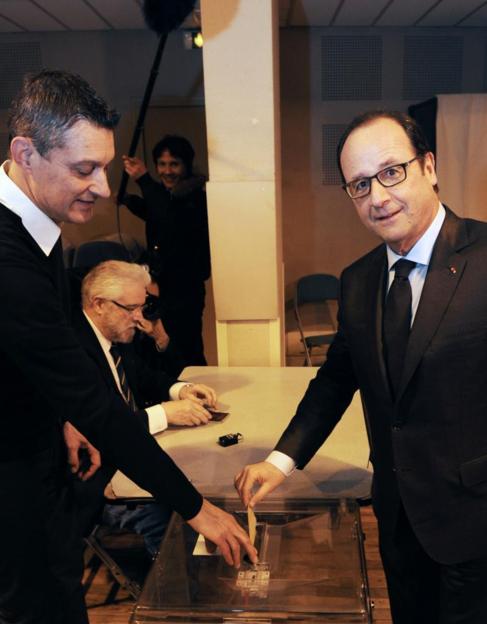 El presidente francs, Franois Hollande, ejerce su dercho al voto...