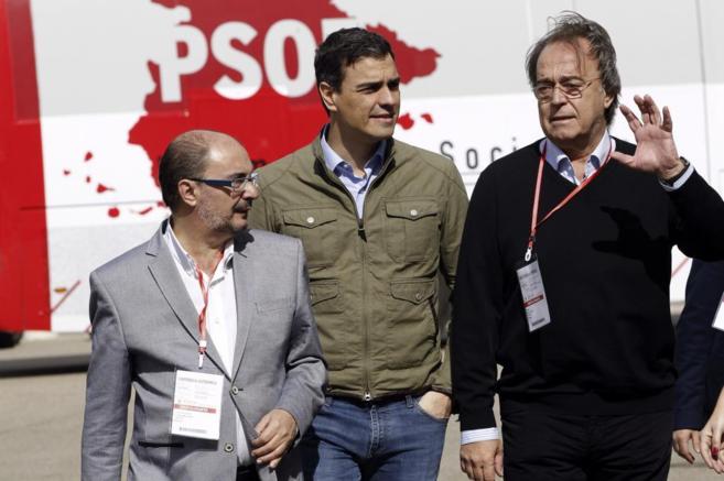 Pedro Snchez, junto a Carlos Prez (dcha.) y Javier Lambn, en...