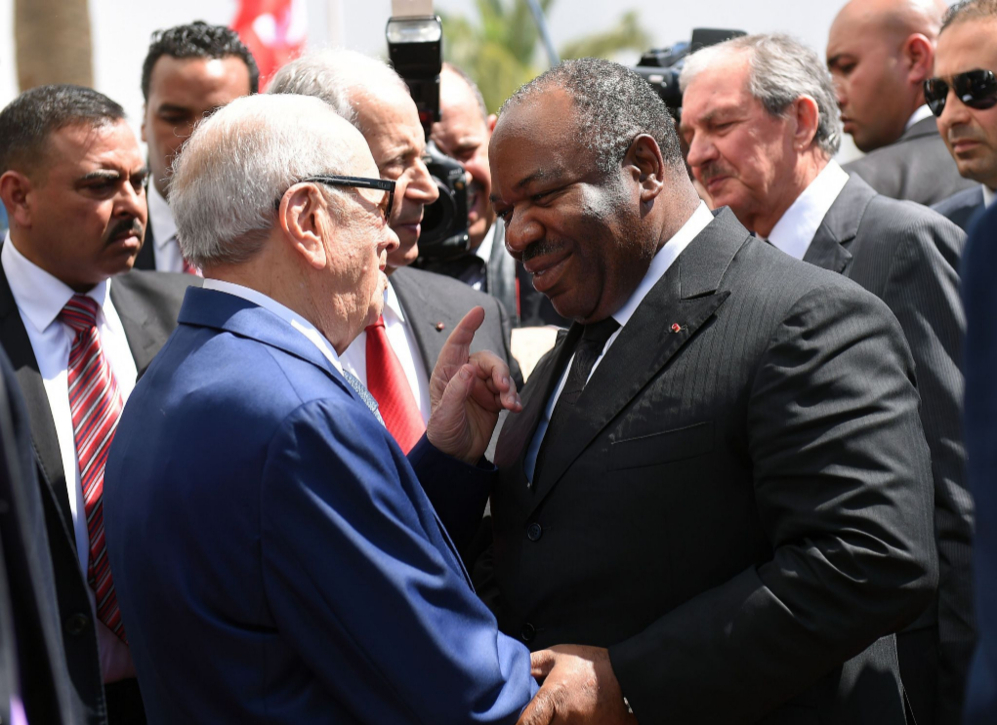 El presidente tunecino, Beyi Caid Essebsi, saluda al presidente de...