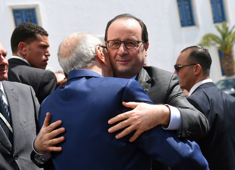 El presidente francs, Franois Holande abraza al presidente de...