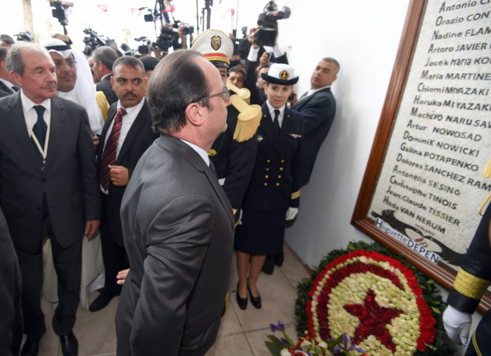 Hollande, ante la placa que rinde homenaje a las vctimas del...