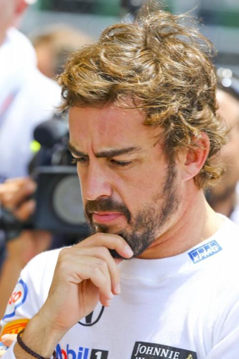 Fernando Alonso, pensativo, en Sepang.