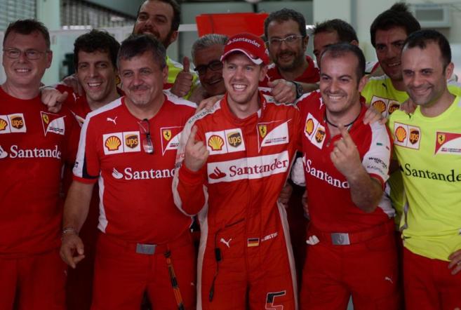 Vettel celebra con su equipo la victoria en Sepang.